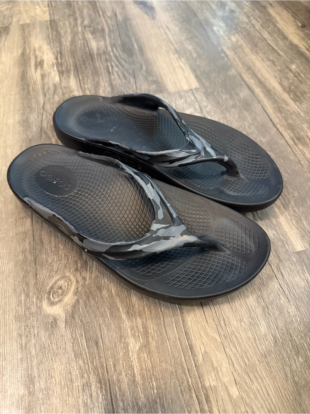 OOFOS Black Camo Strap Flip Flop Sandals women’s size 7 or 38